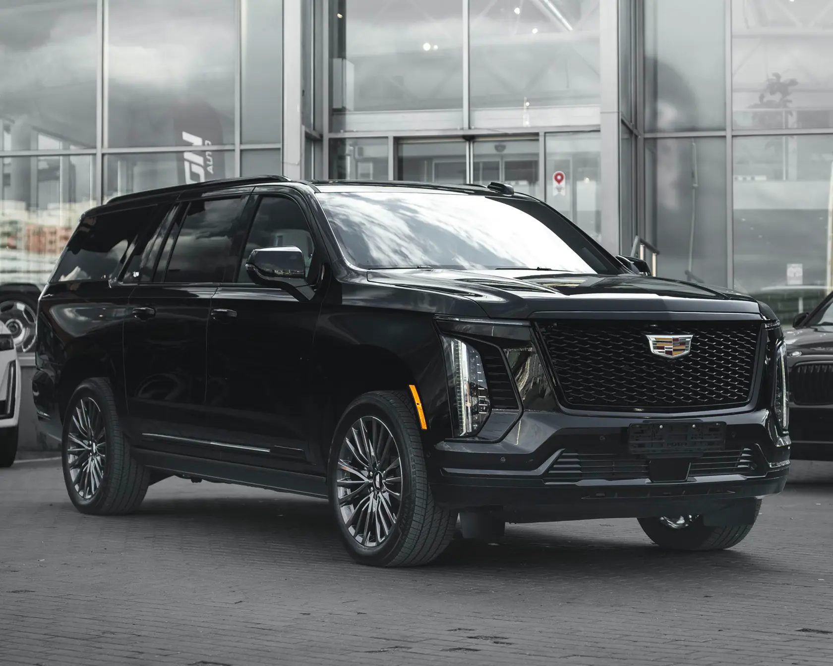 Cadillac Escalade ESV в шоуруме Iron Auto
