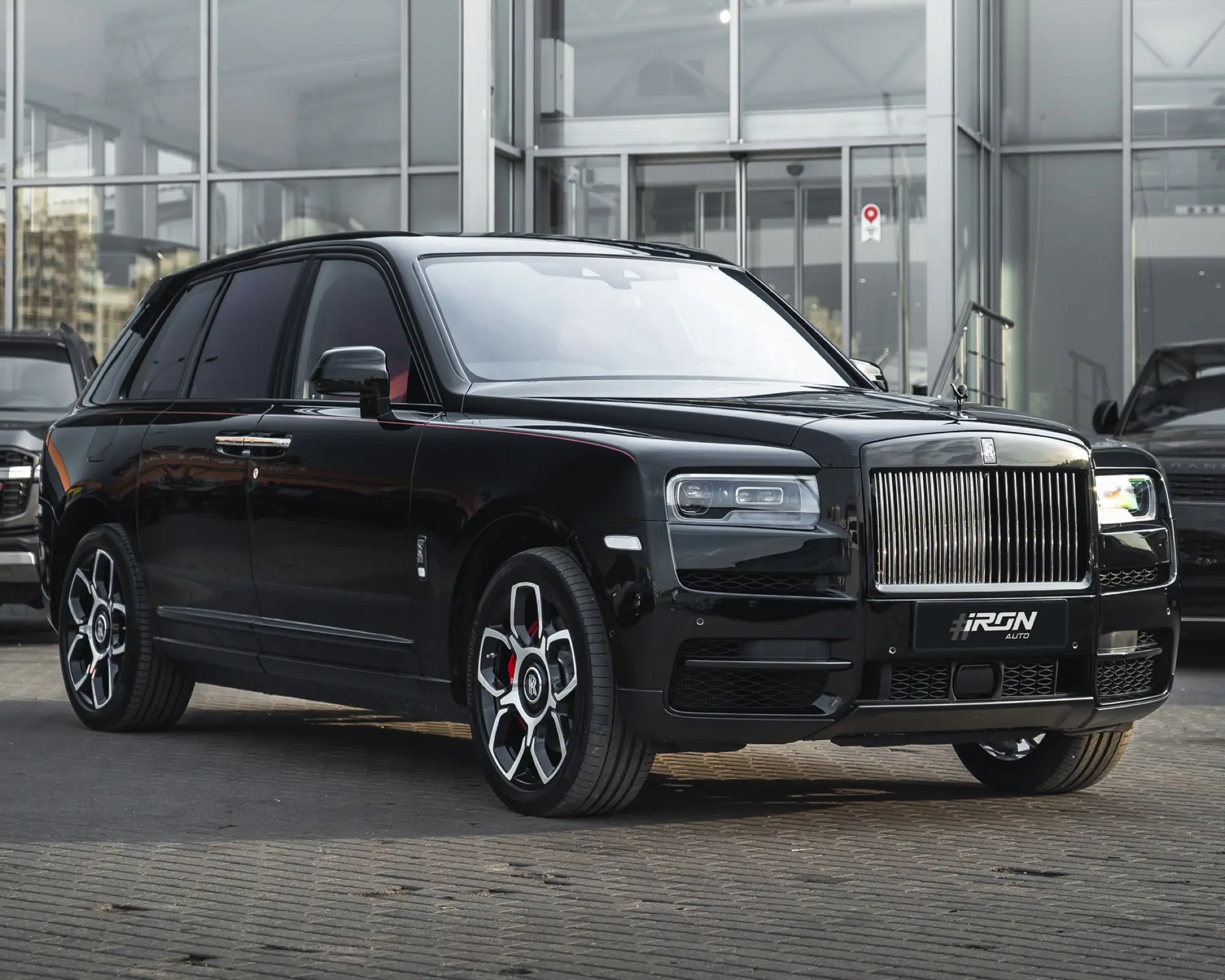 Rolls-Royce Cullinan в шоуруме Iron
