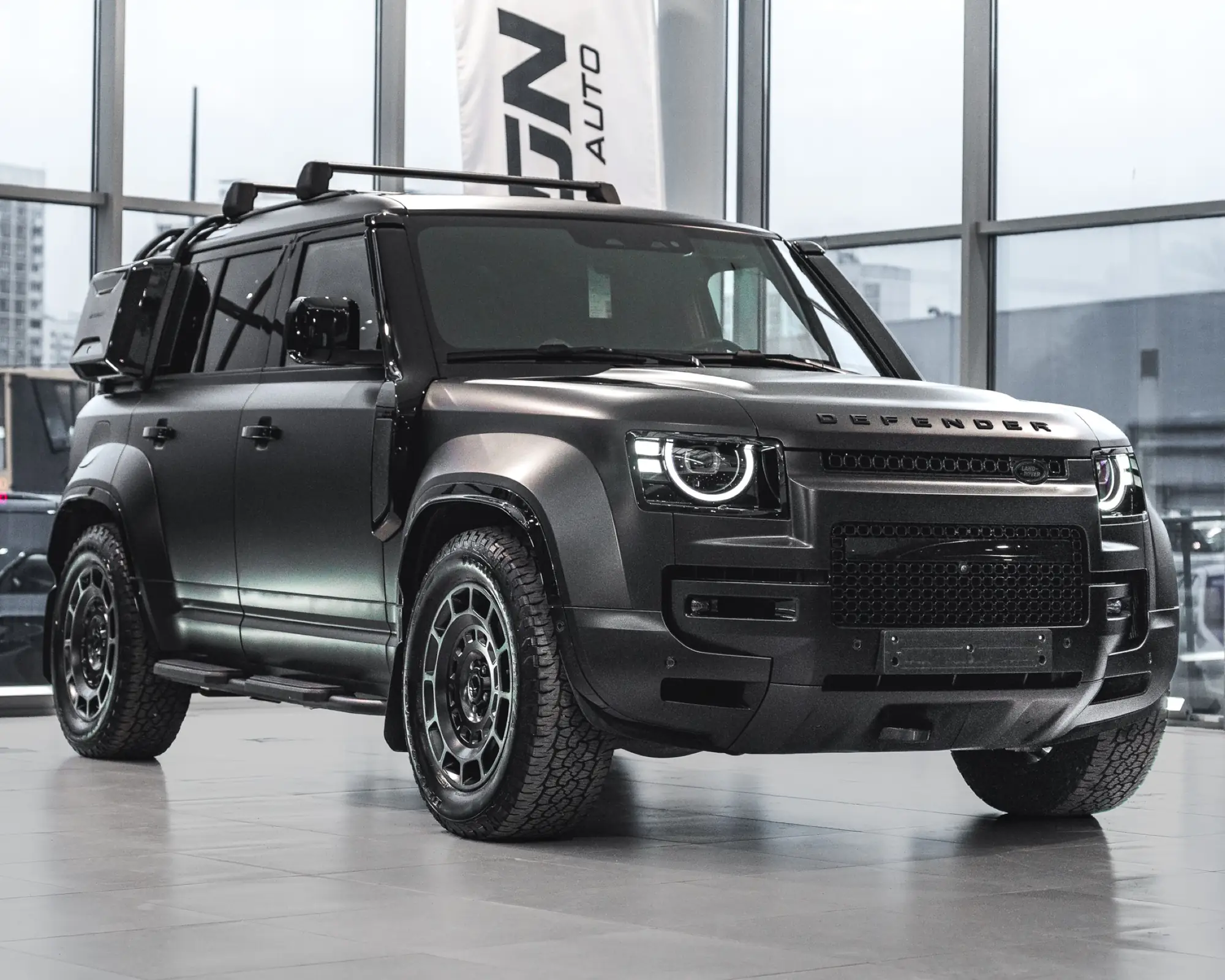 Land Rover Defender в шоуруме Iron