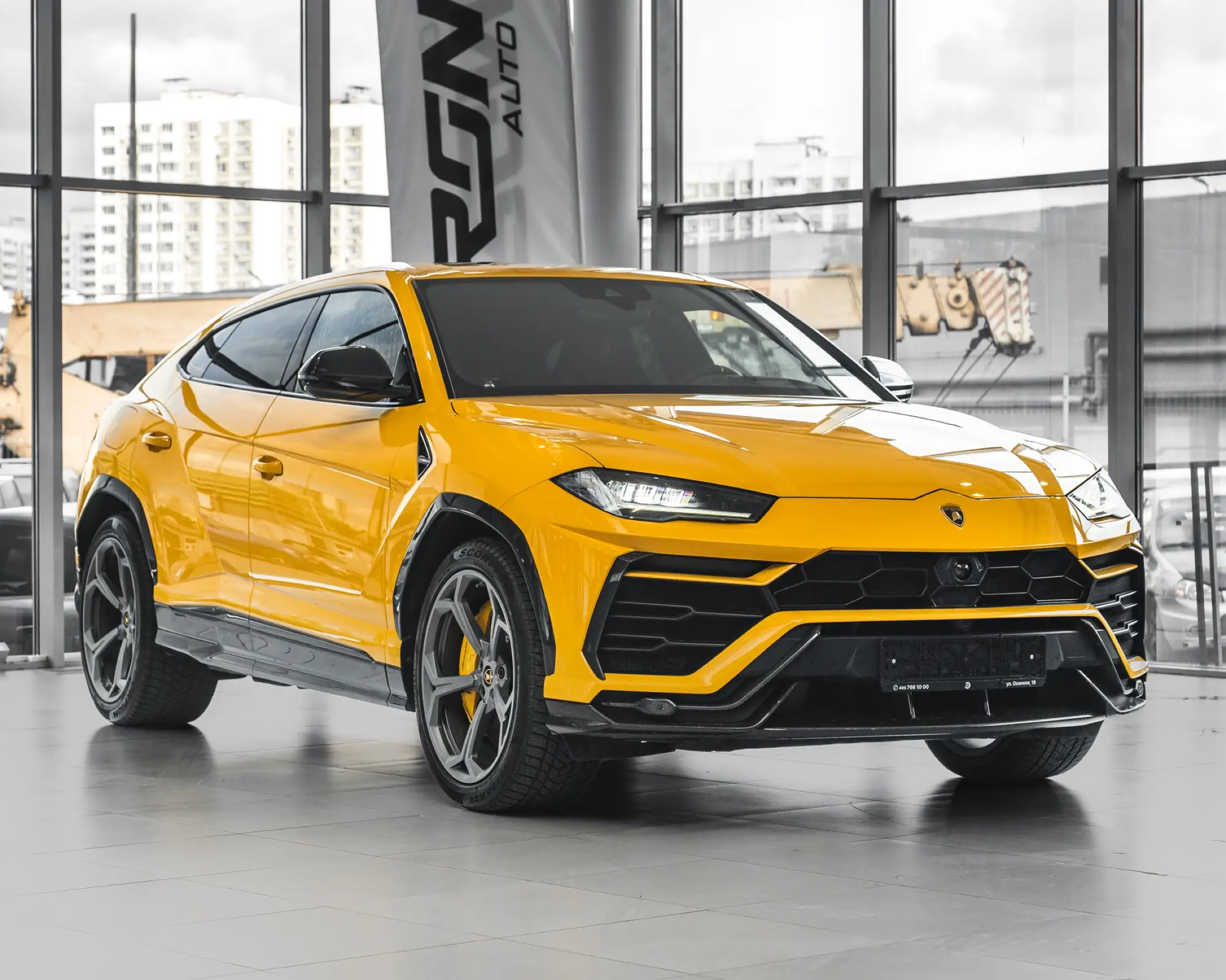 Lamborghini Urus в шоуруме Iron